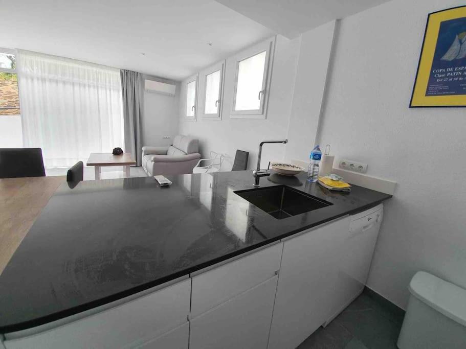 Espectacular Planta Baja Con Terraza Y Parking A 5 Min De La Playa Apartment Cadaques Ngoại thất bức ảnh